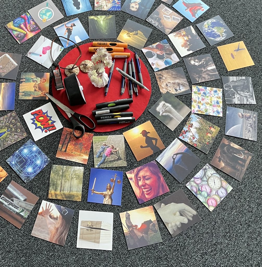 Bunte Bildkarten als Check-In-Methode liegen auf dem Boden im Teamworkshop in Köln