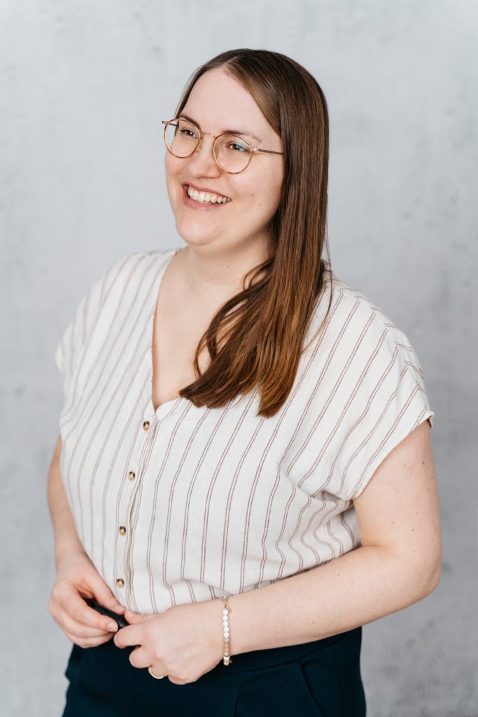 Lisa Schöffel stehend